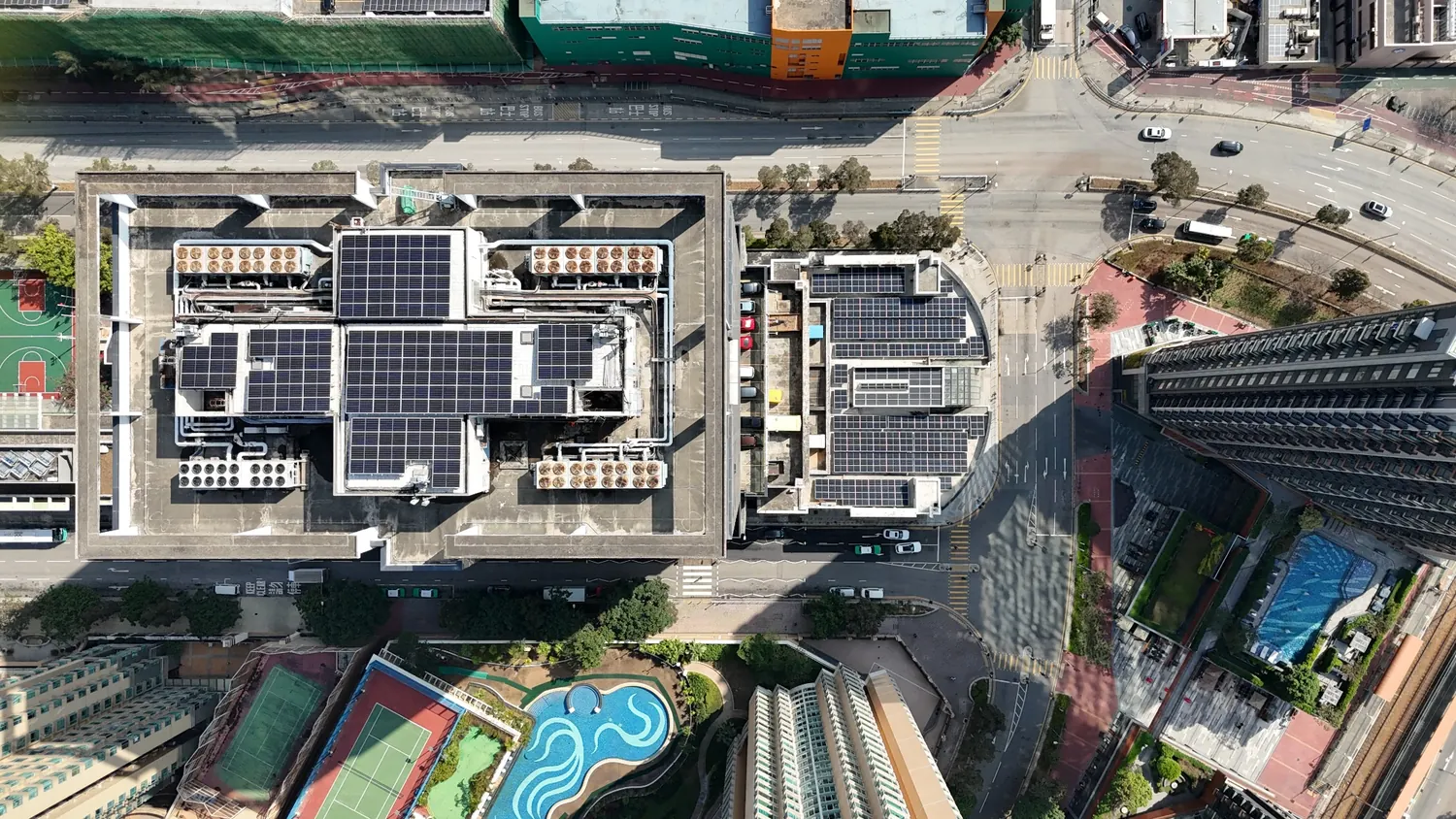 大型工商建築屋頂上的太陽能組件航拍照片。