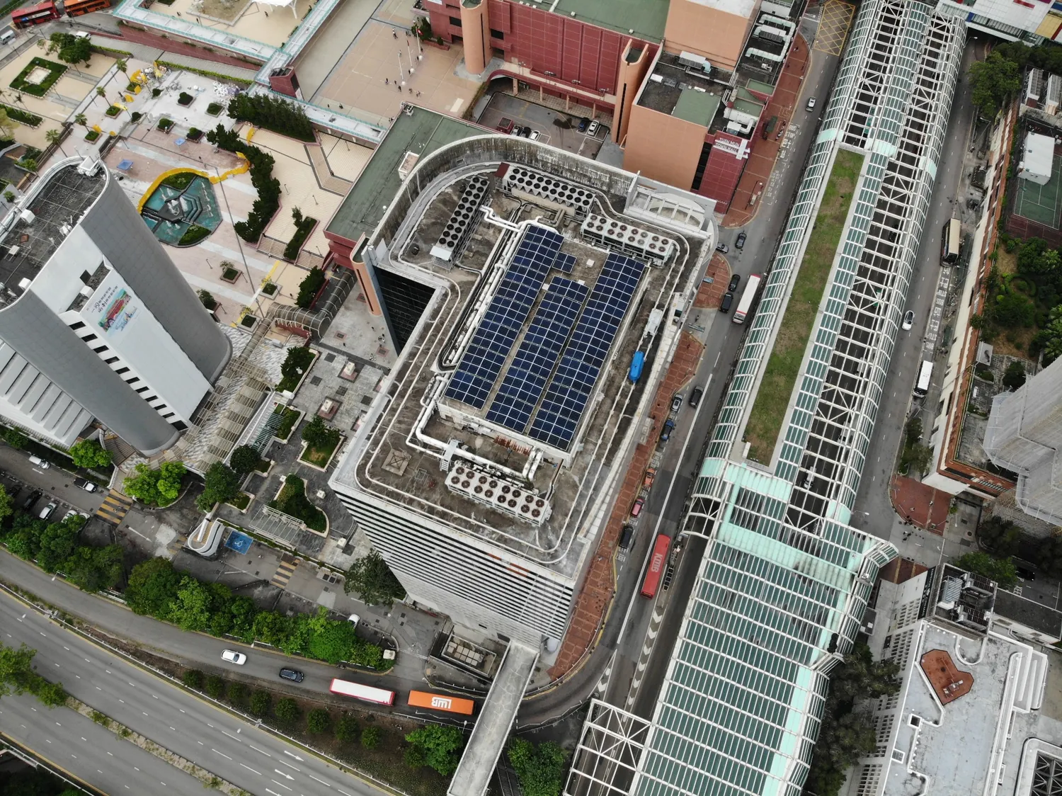 客戶提供的商業建築屋頂太陽能板航拍照片。