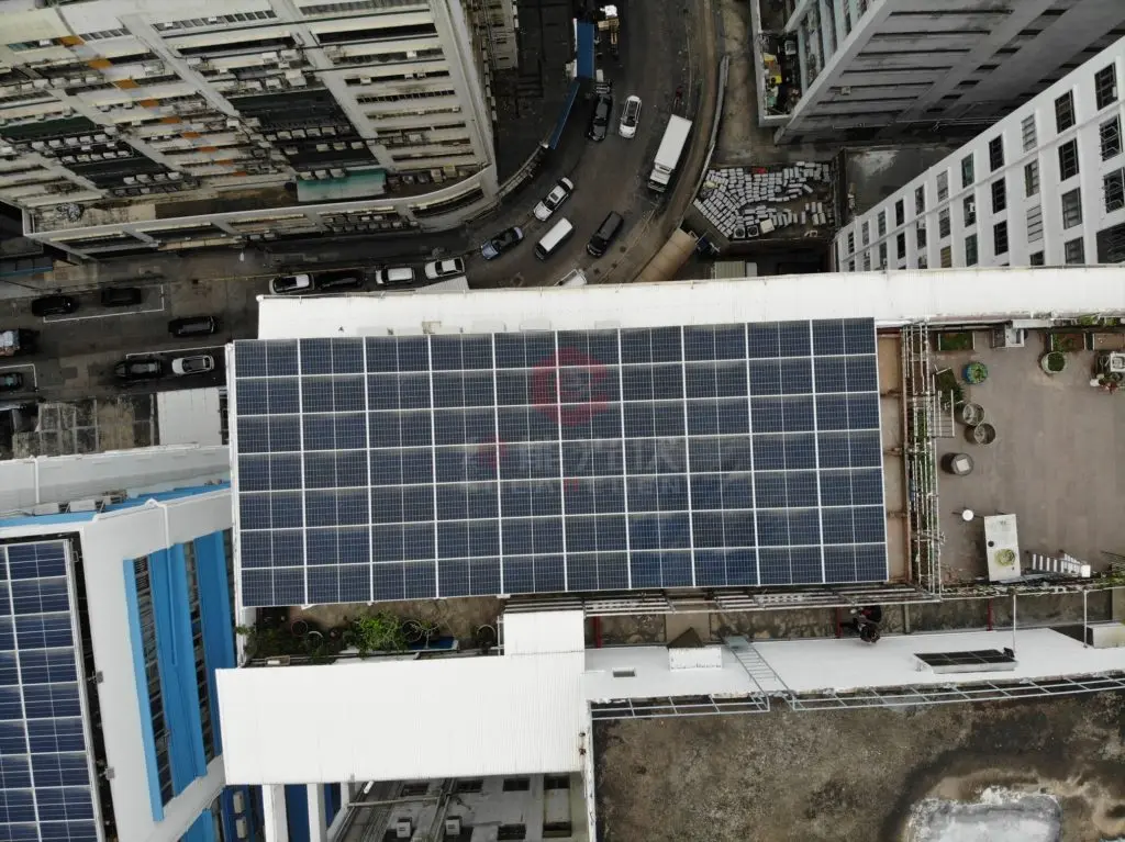 大型工商平頂太陽能組件航拍照片。