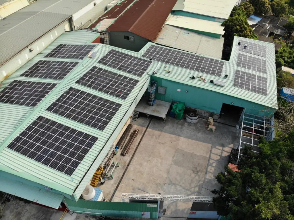貨倉及工場屋頂鋪設多組太陽能板的航拍原相。