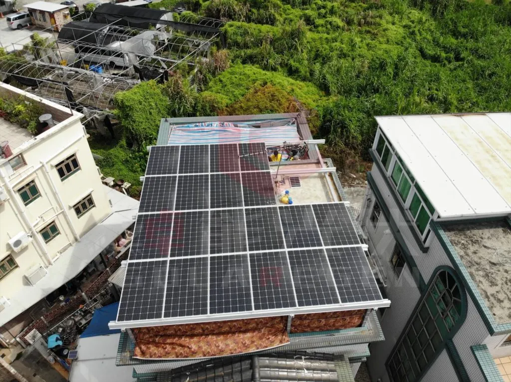 村屋天台已設置太陽能組件的照片。