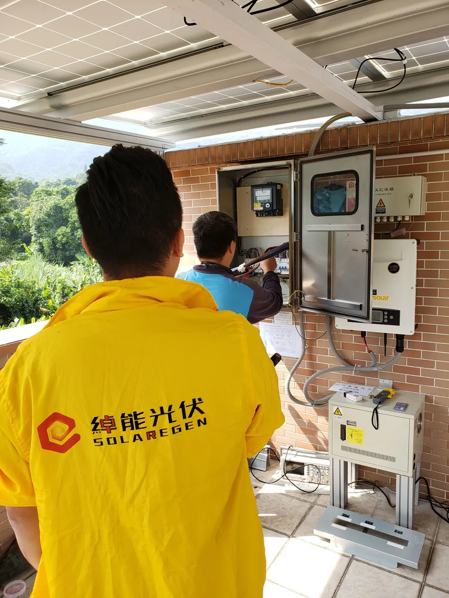 身穿黃色綽能光伏工作服的人員在電氣設備旁。